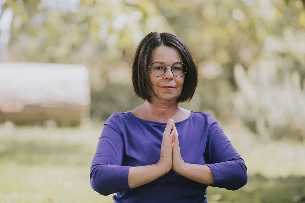 June Morris im Garten Namaste