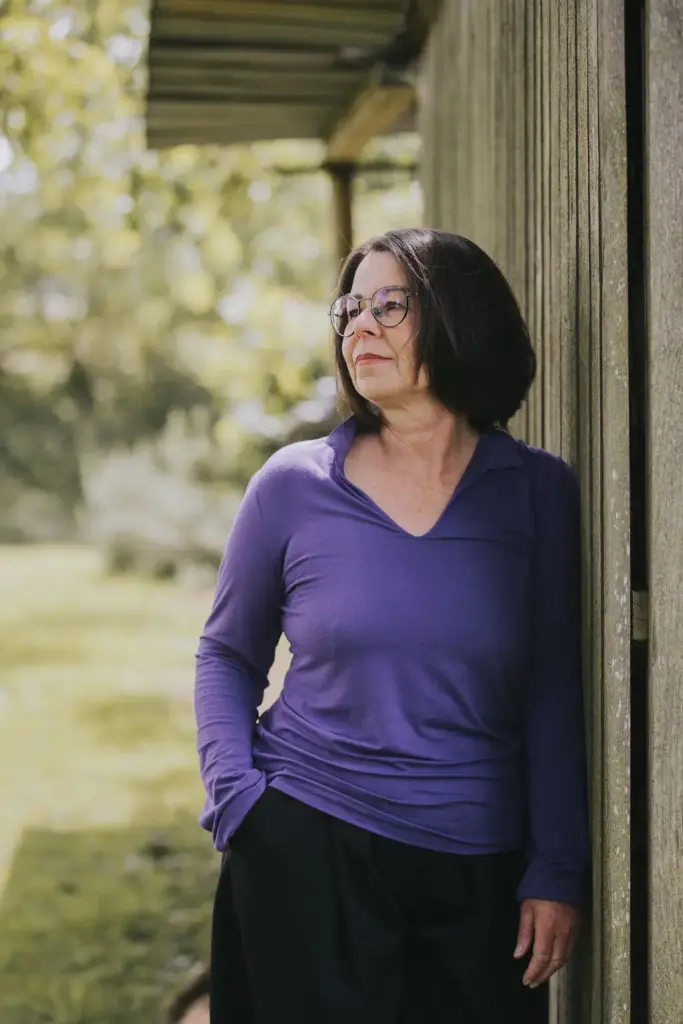 June Morris steht im Garten